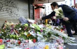 Des fleurs en hommage aux victimes s'amoncellent le 15 novembre 2015 devant le café "La Belle Equipe" à Paris