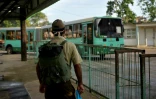 Un bus passe dans une rue de San José de Las Lajas, le 18 juin 2020, à Cuba