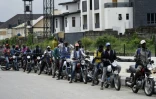 Une file de taxis-motos "okadas" attendant des clients à Lagos, le 4 septembre 2019 au Nigeria