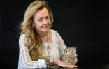 Caroline Scheufele, co-présidente de Chopard, pose avec une Palme d'or, que le joaillier est chargé de façonner pour le Festival de Cannes, le 21 avril 2026 à Meyrin, près de Genève 