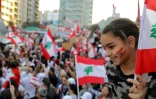 Des manifestants libanais célèbrent le 76e anniversaire de l'indépendance du Liban sur la place des Martyrs à Beyrouth, le 22 novembre 2019