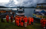 Des secouristes participent à la recherche des survivants après le naufrage du bateau Almirante à Guatapé (Colombie) le 25 juin 2017