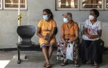 Des patientes attendent une consultation médicale à l'hôpital de Colombo, le 19 juillet 2022 au Sri Lanka