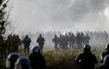 Des forces de l'ordre chargent contre des manifestants, le 15 avril 2018 lors d'une opération d'évacuation sur le site de la Zad de Notre-Dame-des-Landes