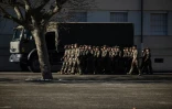 Des militaires marchent en formation sur la base aérienne 115 à Orange (Vaucluse), le 5 décembre 2025