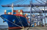 Cargo en cours de chargement sur le Terminal portuaire international des conteneurs de Jakarta le 7 juillet 2025