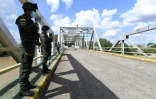 Des membres de la police nationale colombienne gardent le pont international Jose Antonio Paez à Arauca, en Colombie, à la frontière avec le Venezuela, le 22 janvier 2022.
