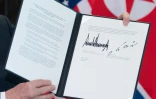 Le président américain Donald Trump brandit un document signé par le leadeur nord-coréen Kim Jong Un et lui, le 12 juin 2018, à Singapour