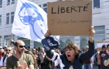 Une femme tient une pancarte sur laquelle on peut lire "Liberté, j'écris ton nom" lors d'une manifestation contre les nouvelles mesures de sécurité contre le coronavirus, , à Nantes, dans l'ouest de la France, le 17 juillet 2021.