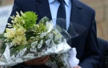 A Birstall, David Cameron dépose une gerbe de fleurs en hommage à la députée travailliste Jo Cox tuée jeudi, le 17 juin 2016