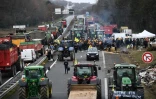 Manifestation d'agriculteurs sur l'A62, près d'Agen, dans le Lot-et-Garonne, le 23 janvier 2024