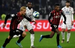 L'attaquant danois de Nice Kasper Dolberg (g) suivi par le Lyonnais Moussa Dembélé contre Nice, le 23 novembre 2019 à Décines-Charpieu