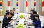 La Première ministre japonaise Sanae Takaichi (d) et le président sud-coréen Lee Jae Myung (g) lors d'une rencontre à Nara, le 13 janvier 2026 au Japon