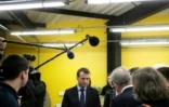 Macron dans une école de campagne pour riposter aux accusations de "président des villes"