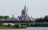 Vue sur le château de Cendrillon dans le parc Disney World à Orlando, en Floride, le 11 juillet 2020