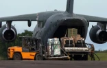 Un avion militaire livre du matériel médical à l'aéroport de Manaus, le 15 janvier 2021