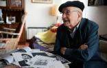 Luis Ortiz Alfau avec des photos de lui pendant la guerre d'Espagne, le 5 mai 2016 à son domicile à Bilbao