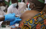 Une femme reçoit le vaccin AstraZeneca contre le Covid-19, le 31 mars 2021 à Bamako, au Mali