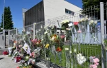 Des fleurs sur les grilles du collège Françoise-Dolto à Nogent, en Haute-Marne, au lendemain du meurtre d'une surveillante, le 11 juin 2025