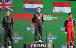 George Russell (gauche), Max Verstappen (centre), et Charles Leclerc (droite) sur le podium du Grand Prix des Pays-Bas, le 4 septembre 2022
