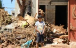 Un enfant devant un tas de débris après le passage de la tempête Daniel à Soussa, dans l'est de la Libye, le 15 septembre 2023