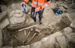 Un archéologue travaille sur un squelette dans une tombe de l'âge du bronze, découvert à la suite d'une forte tempête, à Port-Joinville, sur l'île d'Yeu, le 10 septembre 2024