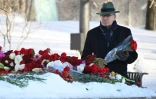 L'ambassadeur de France en Russie Pierre Lévy dépose des fleurs en hommage à l'opposant russe Alexaï Navalny, mort en prison, le 19 février 2024 à la pierre de Solovetsky, à Moscou