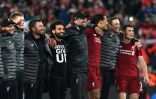 L'entraîneur de Liverpool Jürgen Klopp (c) et ses joueurs se congratulent après leur victoire face au Barça en demi-finale retour de C1 à Anfield, le 7 mai 2019
