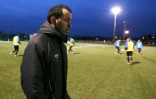 L'entraîneur de l'US Granville Johan Gallon supervise ses joueurs qui préparent le match contre l'OM en Coupe de France, le 1er mars 2016 à Granville