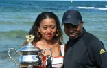 La Japonaise Naomi Osaka, vainqueur de l'Open d'Australie, pose avec son père, sur la plage de Brighton à Melbourne, le 27 janvier 2019