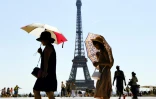Photo d'illustration montrant des touristes marchant devant la Tour Eiffel, le 3 août 2018