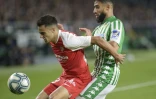 Nabil Fekir le milieu de terrain international français jouant pour le Betis lutte contre Sergio Reguilon du Seville FC lors du match entre les deux clubs andalous le 10 novembre 2010 au stade Benito Villamarin de Seville.(Archives)