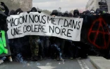 Des militants des "black blocs" manifestent en marge du défilé du 1er mai 2018 à Paris