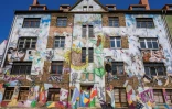 Une fresque murale du collectif d'artistes urbains "Freiraumgalerie" orne un immeuble du quartier de Freiimfeld à Halle, dans l'est de l'Allemagne, le 22 août 2019.