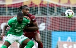 Le Stéphanois Ibrahim Sissoko (g) à la lutte avec le Messin Kevin N’Doram, le 2 juin 2024 à Metz   