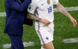 Le sélectionneur des Bleus, Didier Deschamps, réconforte le défenseur Lucas Digne, sorti sur blessure lors du match de groupes de l'Euro contre le Portugal, à Budapest, le 23 juin 2021