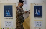 Un soldat irakien vote dans un bureau de vote, lors d'une journée électorale spéciale réservée aux forces de sécurité irakiennes, deux jours avant l'ouverture des urnes au public pour les élections législatives, à Bagdad, le 9 novembre 2025
