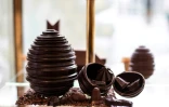 Des œufs en chocolat exposés dans l'une des chocolateries du chef français Alain Ducasse, le 13 mars 2024 à Paris