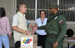 Un électeur, soupçonné d'avoir enfreint la législation en prenant des photos alors qu'il votait, est arrêté dans un bureau de vote de Caracas, le 28 juillet 2024