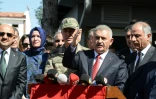 Le Premier ministre turc Binali Yildrim le 18 août 2016, sur le lieu d'un attentat à la voiture piégée à Elazig, dans l'est de la Turquie
