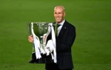 Le coach du Real Madrid Zinédine Zidane, tout sourire, après le 34e titre de champion d'Espagne de son équipe, le 16 juillet 2020 à Valdebebas