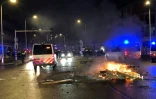 Un feu dans une rue de La Haye (Pays-Bas) lors d'une manifestation contre les mesures anti Covid-19 le 20 novembre 2021