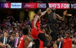 La star des Cavaliers LeBron James auteur du panier de la victoire face à Toronto lors du match 3 en play-offs, le 6 mai 2018 à Cleveland