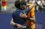Novak Djokovic (g), vainqueur de l'US Open, dans les bras de son adversaire Juan Martin del Potro (d), dimanche 9 septembre 2018 à New York.