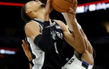 Victor Wembanyama (San Antonio Spurs) au duel avec Giannis Antetokounmpo (Milwaukee Bucks), sur le parquet du Frost Bank Center de San Antonio, Texas, le 4 janvier 2024 