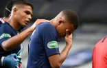 L'attaquant du Paris SG Kylian Mbappe sort sur blessure en finale de la Coupe de France le 24 juillet 2020 au Stade de France