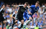 L'attaquant de Leicester City Jamie Vardy déborde Gary Cahill de Chelsea à Stamford Bridge, le 15 mai 2016