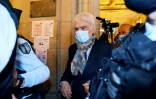 L'homme d'affaires français Bernard Tapie (c) arrive au palais de justice de Paris le 12 octobre 2020