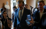 Le chef de la majorité républicaine au Sénat américain, John Thune, parle à la presse en quittant l'hémicycle du Sénat au Capitole de Washington, le 30 juin 2025