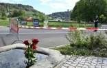 Des fleurs déposées dans une fontaine après une fusillade lors d'une rave-party à Aarau,  le 30 août 2026 dans le nord de la Suisse